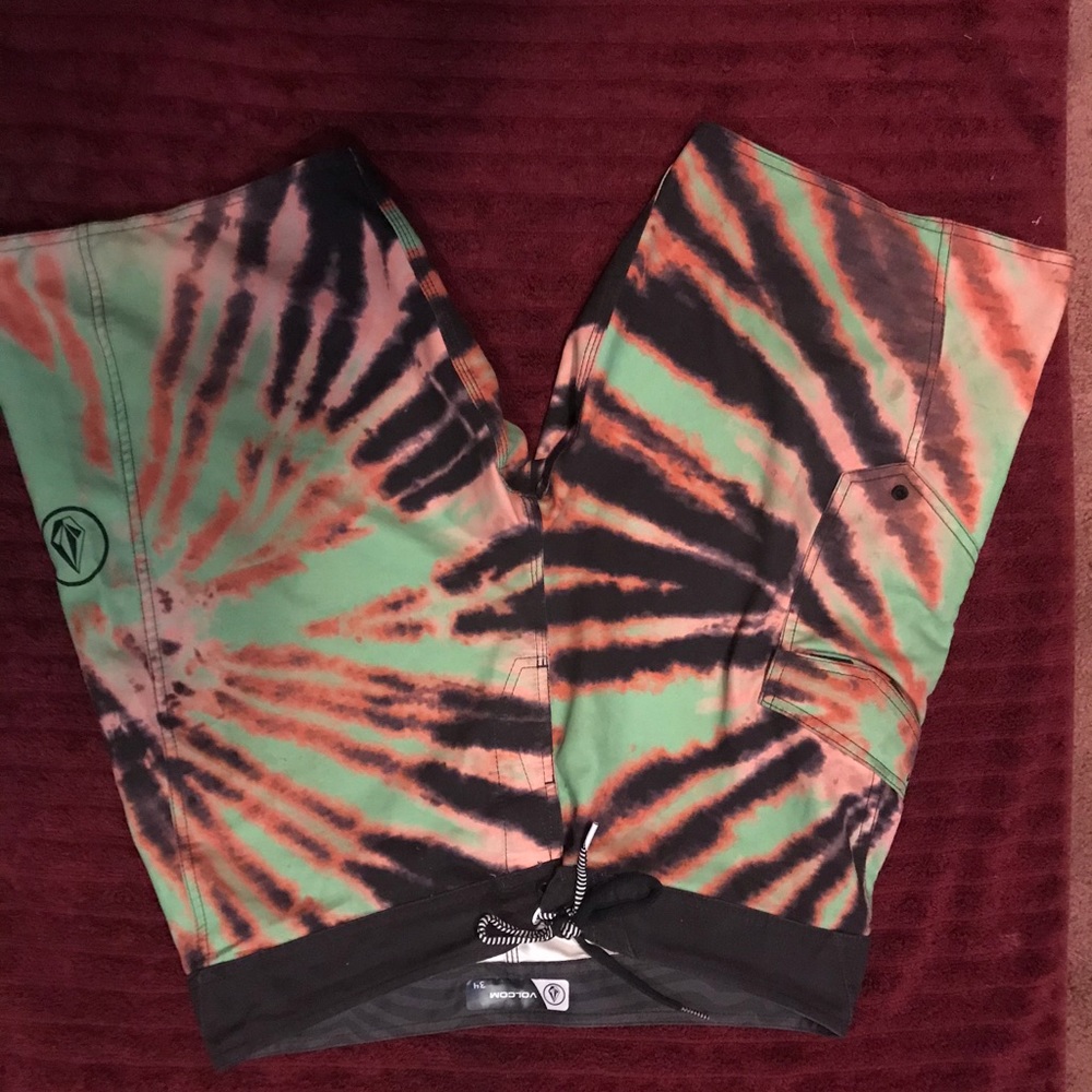 Volcom tie-dye board short